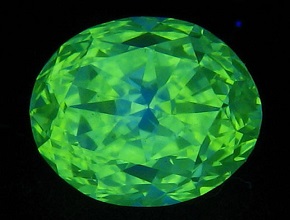 strong green fluorescence in diamond